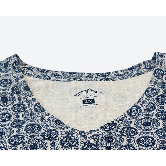 BLUE MOUNTAIN SHORT SLV PULL-OVER V-NECK TOP, WOMENS, 2X, BLUE GEOMETRIC PATTERN - Picture 2 of 11